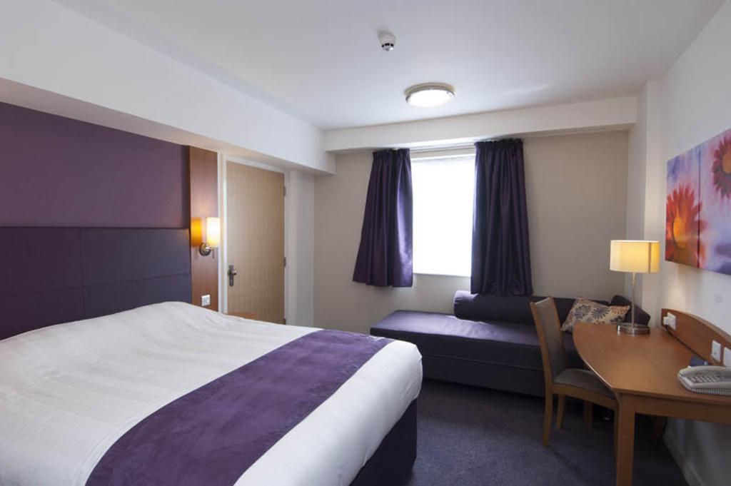 Premier Inn Woking West - A324 客房 照片