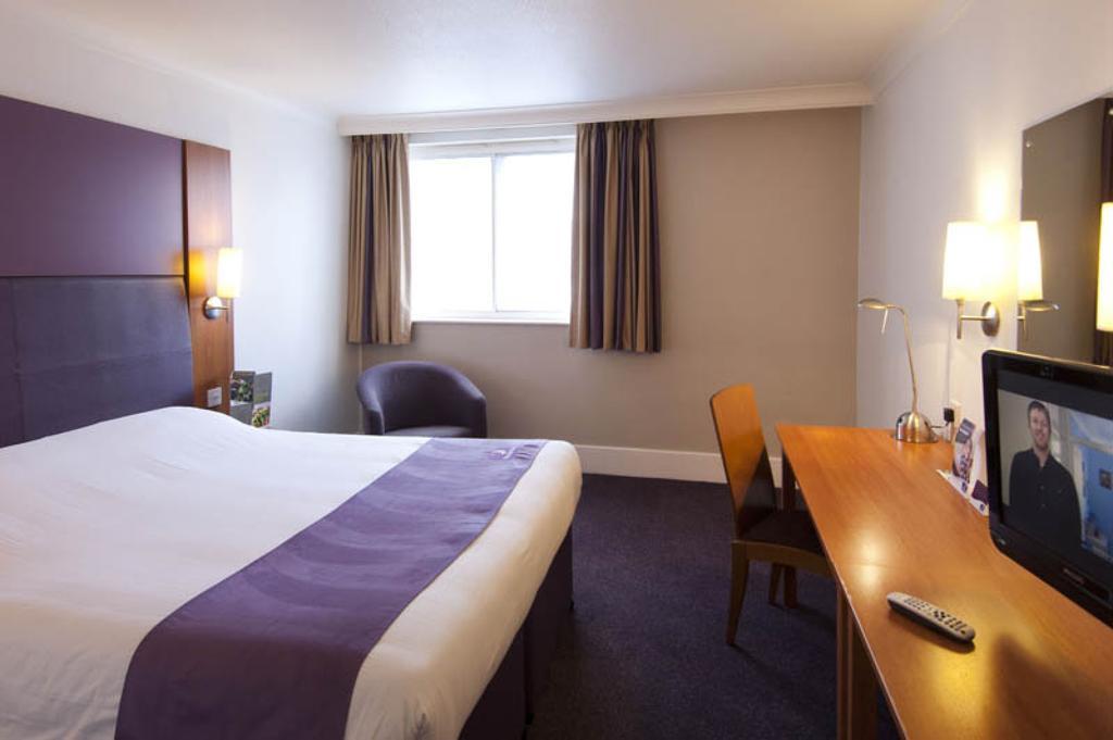 Premier Inn Woking West - A324 客房 照片
