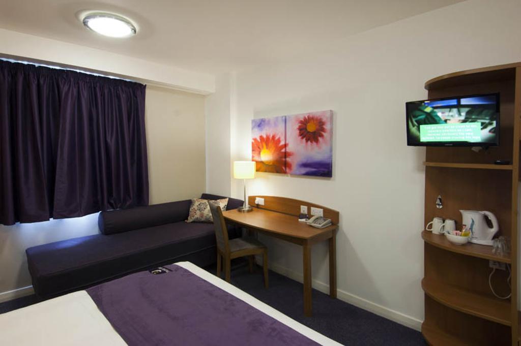 Premier Inn Woking West - A324 客房 照片