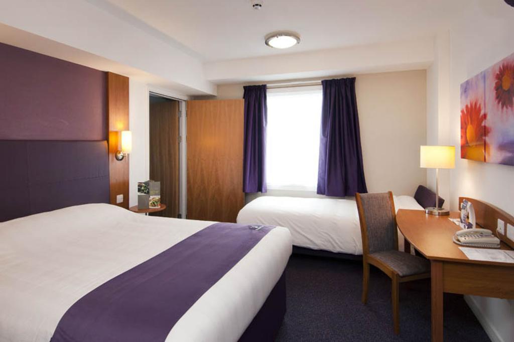 Premier Inn Woking West - A324 客房 照片